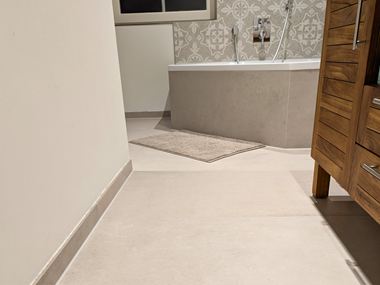 Urban_Beige_Badezimmer_Blick_Badewanne