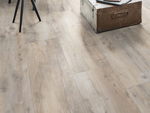 Holzoptik-Fliesen Canada Lake Ausschnitt mit Koffer 