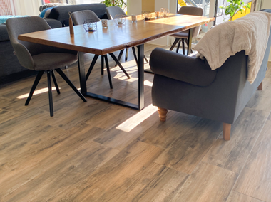 Essbereich mit Holzoptikfliesen Canada Lodge