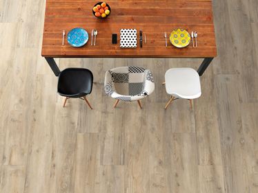 Esszimmer mit Holzoptik-Fliesen Canada Sky und Tisch und Stühlen