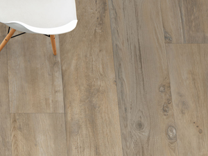 Holzoptik-Platten_Canada_Sky_Tisch_mit_Stuehlen 2