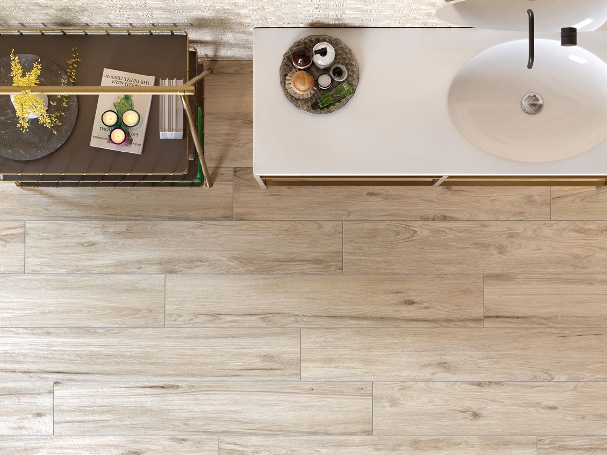 Holzoptik für natürliches Wohngefühl Badezimmer mit Holzoptik-Fliesen Scandi Light, von oben