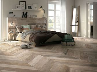 Schlafzimmer mit Feinsteinzeugfliesen Indie Sky in Beige-Braun-Tönen
