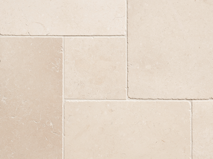 Nahaufnahme von beigen Kalksteinfliesen mit schmaler Fuge