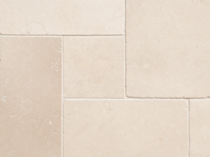 Kalksteinfliese Cleopatra Light mit zarten Kalksteinmaserungen Nahaufnahme von beigen Kalksteinfliesen mit schmaler Fuge