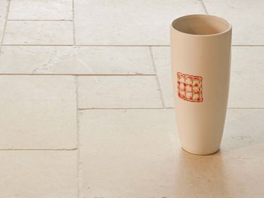 Kalkstein-Fliesen Cleopatra Light im Römischen Verband mit Dekovase