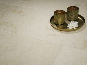 Kalksteinfliesen Royal Beige mit Windlichtern und goldenem Tablett_dunkler
