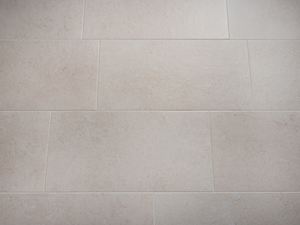 Authentische Optik und pflegeleichte Oberfläche Steinoptik-Fliesen Sevilla Cream mit Fuge Draufsicht