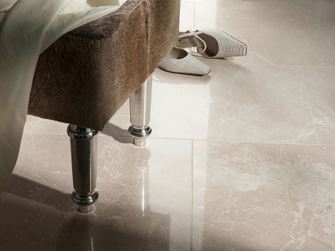 Marmor-Fliesen Burdur Cream mit Sitzhocker und einem paar Schuhe