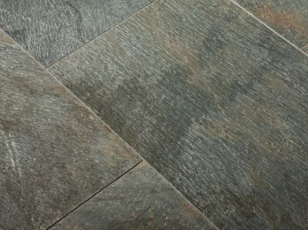 Verlegte Quarzitfliese Deoli Green mit fein geschliffener Oberfläche