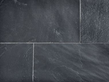 Nahaufnahme von verlegten Schieferfliesen mit hellen Fugen