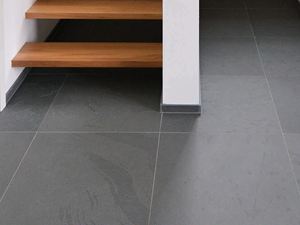 Gal1_Kundenshooting-Schiefer-Grey-Slate-Fliesen-Treppe-js