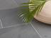 Schiefer-Fliesen Grey Slate mit Dekoration und Palmzweig