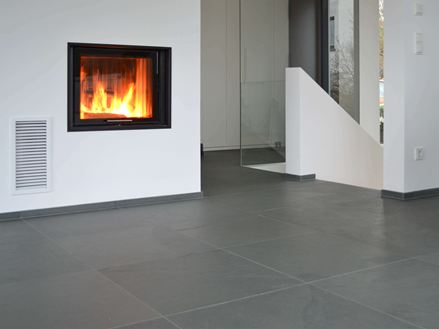 Schiefer-Fliesen Grey Slate verlegt vor einem Kamin