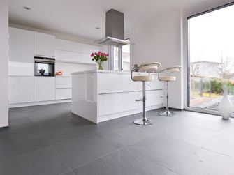 Weisse Küche mit Metallelementen auf Schieferfliese Grey Slate mit gespaltener Oberfläche