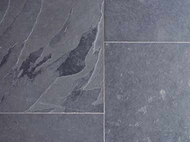 Verlegte Schieferfliesen Mustang von oben fotografiert