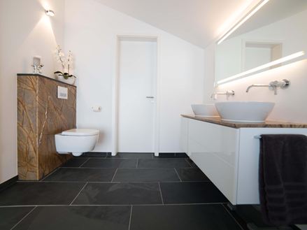 Schiefer Mustang Fliesen in modernem Badezimmer