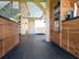 Küche mit Holzmöbeln und Schieferfliese Mustang
