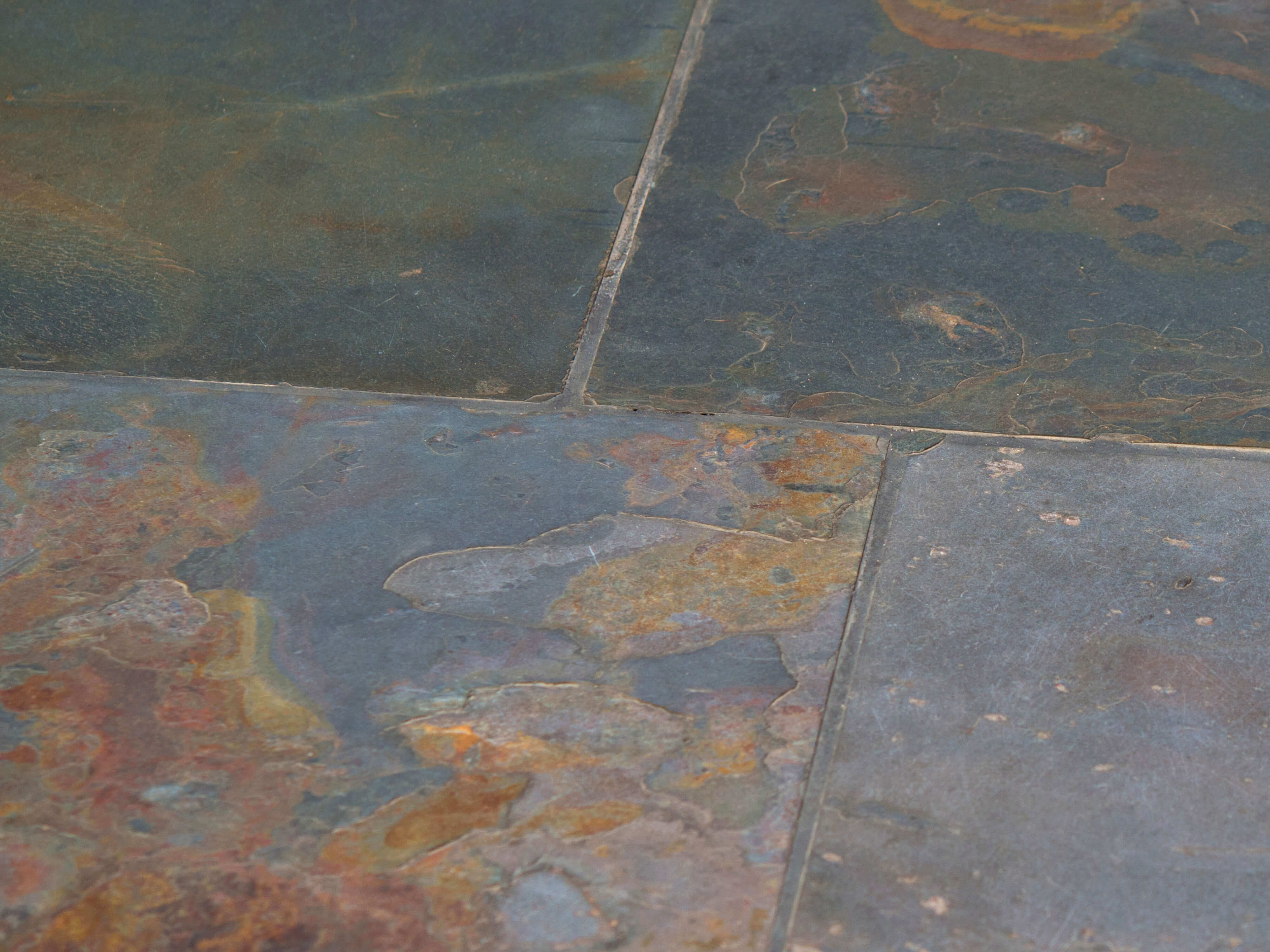 Detail: Schieferfliesen Peacock in der Nahaufnahme