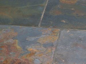 Detail: Schieferfliesen Peacock in der Nahaufnahme