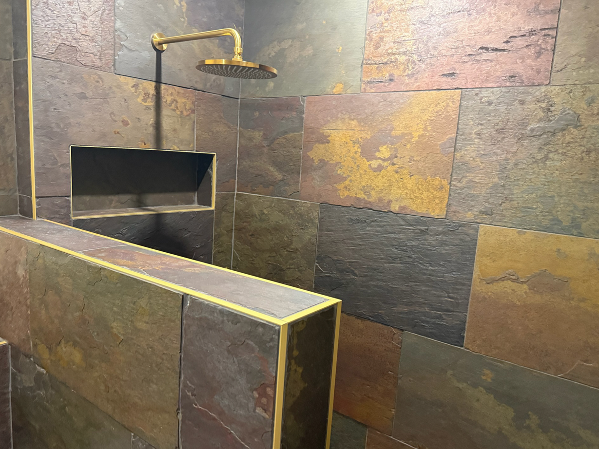 Mit Elementen in Gold kombiniert: Besonders edle Wirkung. Kundenfoto Peacock_Urban_Beige_Badezimmer_Dusche_Gold