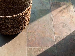 Schiefer Peacock-Fliesen, Detailaufnahme mit Flechtkorb