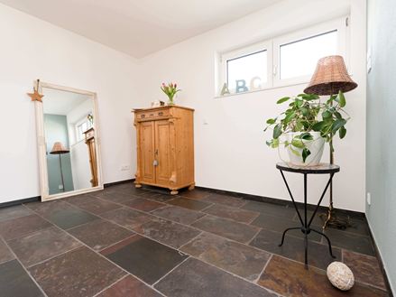 Schieferfliese Peacock Multicolor mit gespaltener Oberfläche im Badezimmer