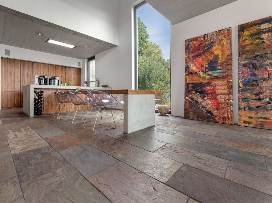 Schieferfliese Peacock Multicolor in moderner Loftwohnung