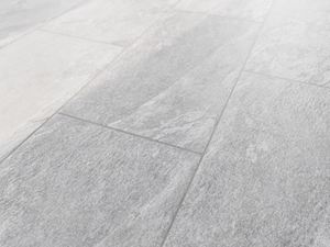 Natürliche Wirkung auch aus der Nähe Feinsteinzeug-Fliesen Schieferoptik Alpine Grey aus der Nähe