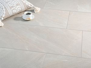 Schieferoptik Fliesen Canyon Gold mit Kaffeetasse und Kissen