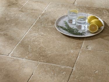 Fliesen Travertin Classic Country Nahaufnahme Wasser und Zitrone