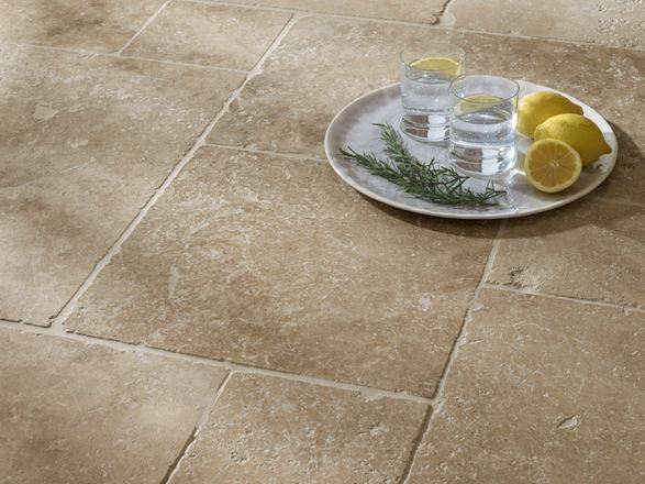 Fliesen Travertin Classic Country Nahaufnahme Wasser und Zitrone