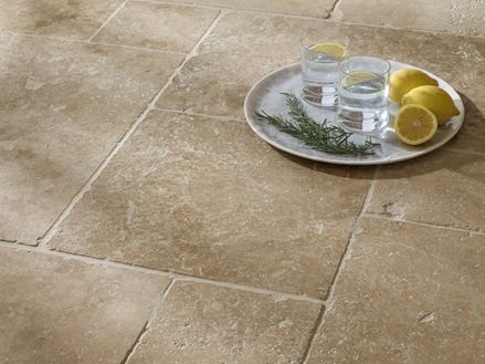 Fliesen Travertin Classic Country Nahaufnahme Wasser und Zitrone