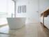 Modernes Bad mit Travertin Classic Light und freistehender Badewanne