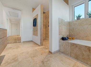 Badezimmer mit Travertin Ivory Classic