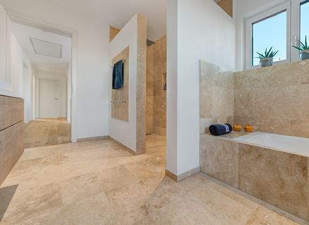 Badezimmer mit Travertin Ivory Classic