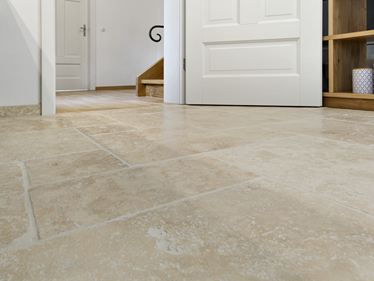 Fliesen Travertin Ivory-Cream in Froschperspektive