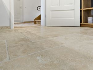 Rustikale Steinstruktur mit feinen Poren Fliesen Travertin Ivory-Cream in Froschperspektive