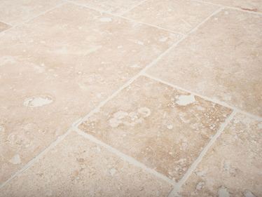 Travertinfliesen Ivory Cream mit typischer Porenstruktur