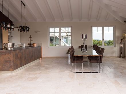 Travertinfliesen Light im Römischen Verband in einer modernen Küche mit Esstisch und Kochinsel