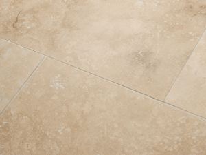 Travertin Medium Line wirkt sehr natürlich. Detail Travertin-Fliese Medium Line