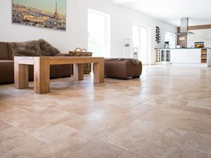 Wohnzimmer mit Travertinfliesen Medium