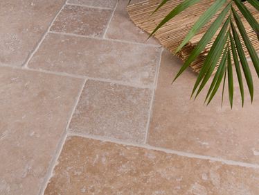 Travertin-Fliesen Medium, getrommelt Römischer Verband mit Palme