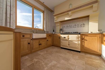 Küche aus Holz mit Travertinfliese Medium, getrommelt