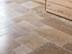 Verlegte Travertinfliesen Noce SELECT mit Lichteinfall