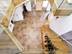 Eingangsbereich mit Travertinfliesen Noce SELECT und Holztreppe von oben