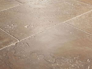 Travertin Noce-Fliesen, seitliche Nahaufnahme