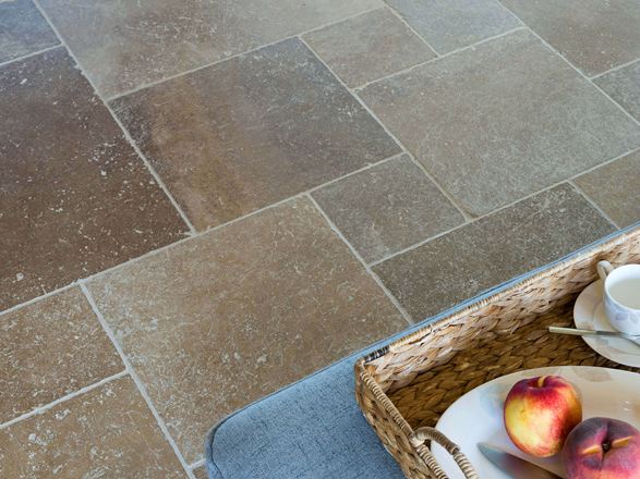 Travertinfliesen Noce mit Tablett und Pfirsichen 