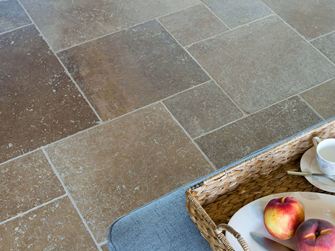 Travertinfliesen Noce mit Tablett und Pfirsichen 