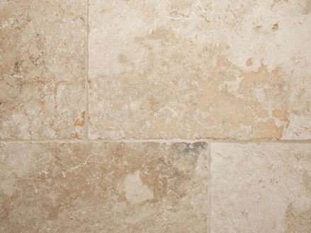 Frontalaufnahme von Travertin-Fliesen Rustic